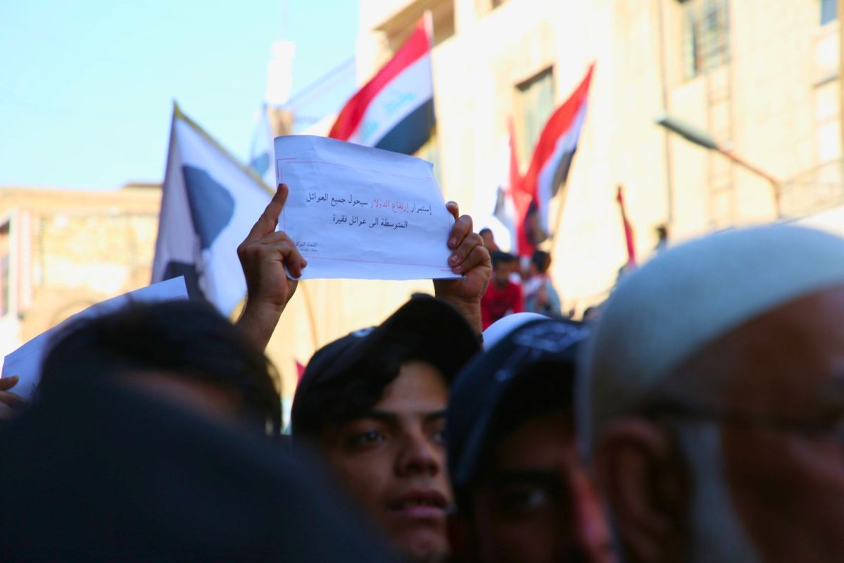 وسط انهيار قياسي للدينار.. العراقيون ينتفضون في وجه مافيا تهريب الدولار إلى إيران 7 وسط انهيار قياسي للدينار.. العراقيون ينتفضون في وجه مافيا تهريب الدولار إلى إيران