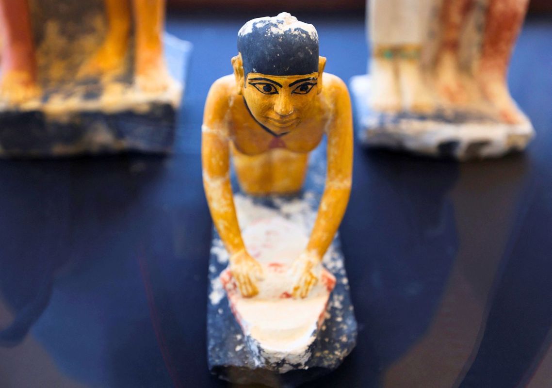 كشف أثري في سقارة عمره 4500 سنة.. مصر تكشف عن مقابر فرعونية ومومياء