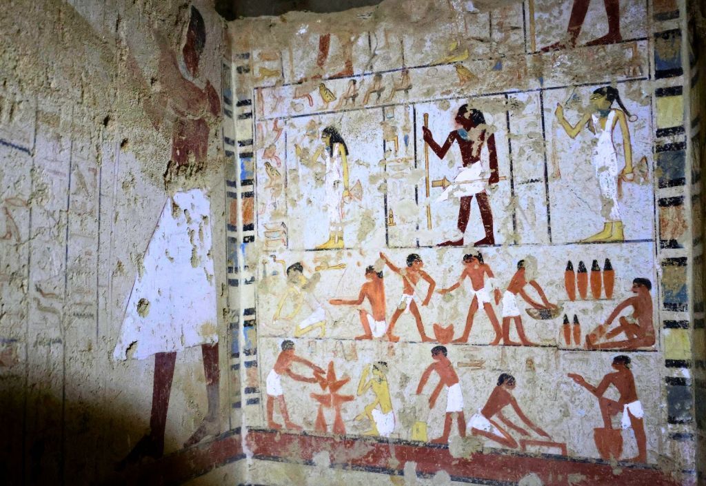 كشف أثري في سقارة عمره 4500 عام.. مصر تكشف عن مقابر فرعونية ومومياء