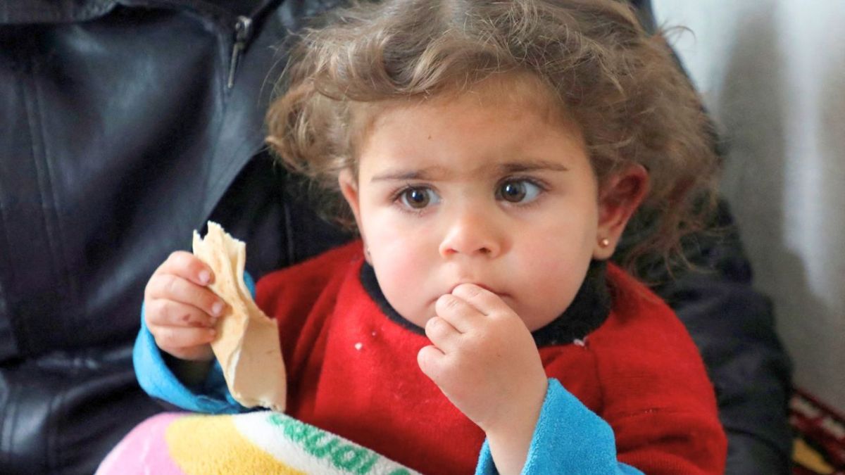 رغد.. طفلة خرجت من تحت الأنقاض لتجد عائلتها فارقت الحياة 2 رغد.. طفلة خرجت من تحت الأنقاض لتجد عائلتها فارقت الحياة