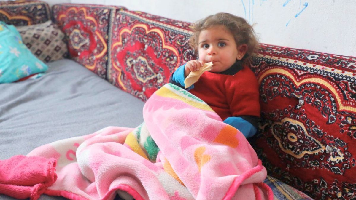 رغد.. طفلة خرجت من تحت الأنقاض لتجد عائلتها فارقت الحياة 1 رغد.. طفلة خرجت من تحت الأنقاض لتجد عائلتها فارقت الحياة