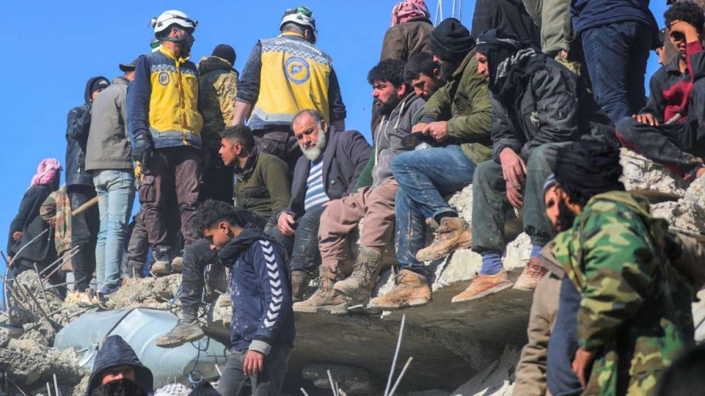 ناجون من زلزال تركيا يبيتون في أروقة مطار غازي عنتاب