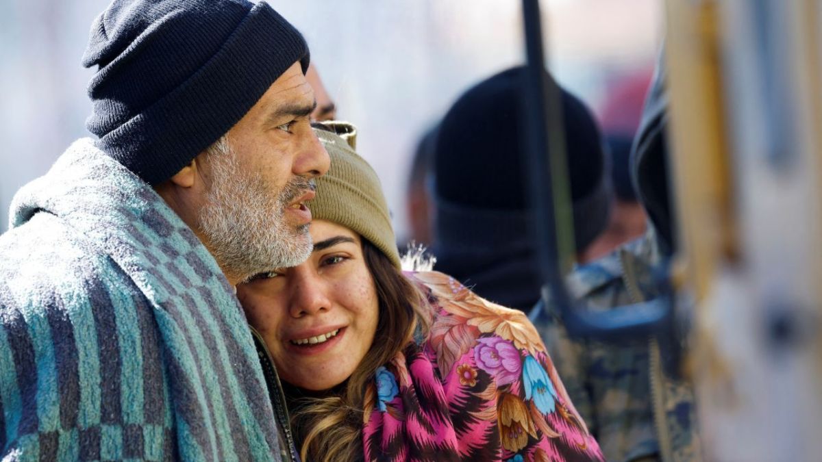 أب يحتضن ابنته بعد النجاة من الزلزال في في كيريخان ، تركيا ، 9 فبراير 2023. رويترز