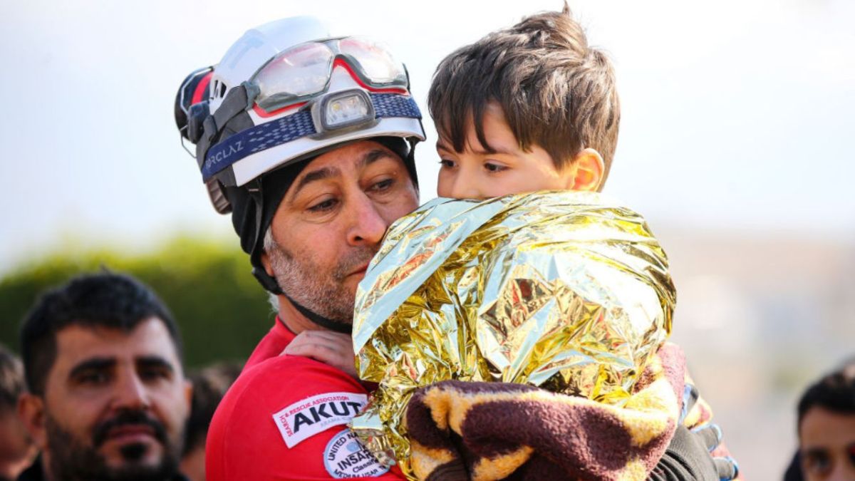 الدفاع المدني ينقذ طفلا من تحت الأنقاض.. غيتي