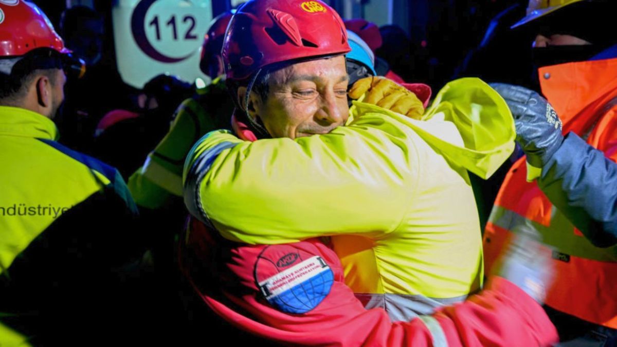 أعوان الانقاذ يحتفلون بعد انقاذ ا امرأة من تحت أنقاض مبنى منهار في أعقاب الزلازل- غيتي