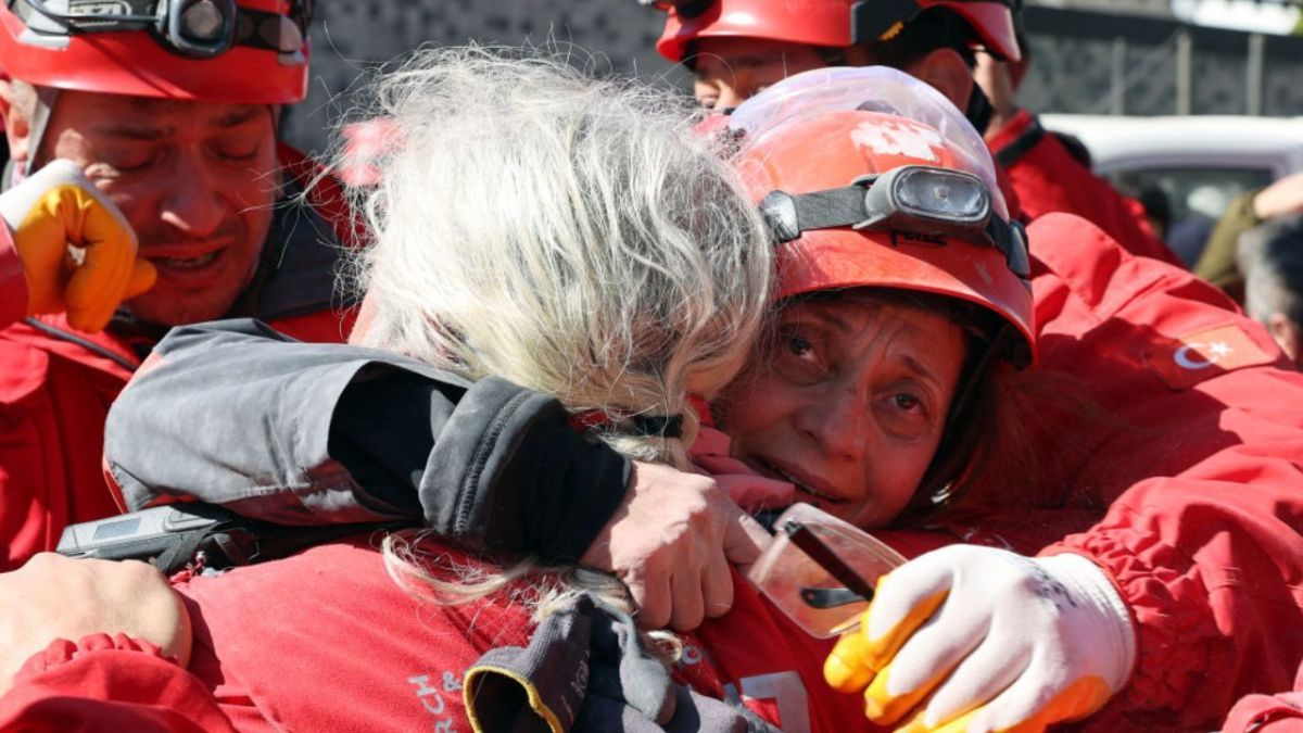 عناصر الانقاذ يعانقون بعضهم بعد إنقاذ سيدة عمرها 42 عامًا بقيت تحت الأنقاض لأكثر من 80 ساعة-غيتي