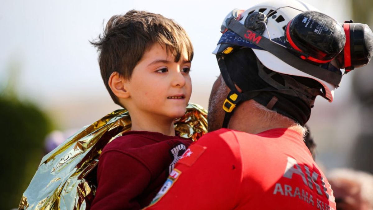 إنقاذ طفل من تحت الأنقاض في هاتاي - تركيا في 9 فبراير 2023- غيتي