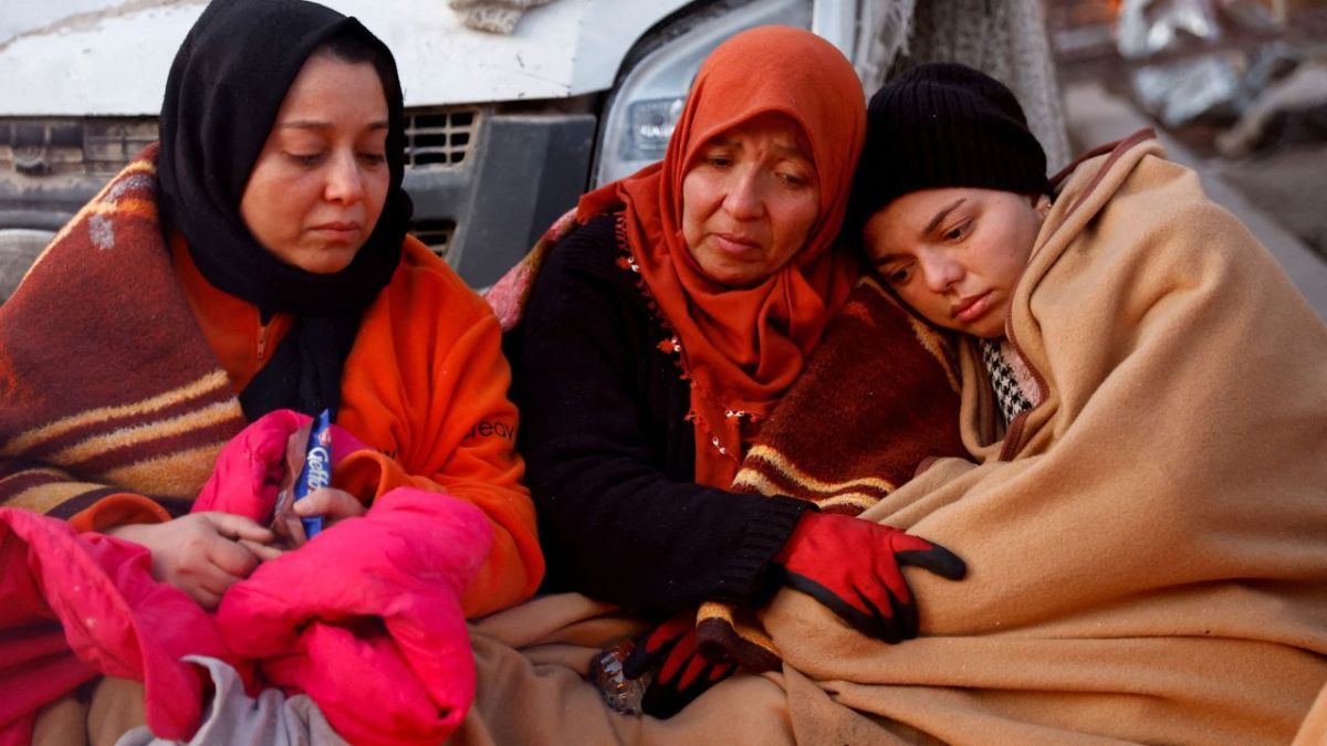 عائلة تجلس أمام أنقاض منزلها في في كهرمان مرعش- تركيا 8 فبراير 2023 رويترز