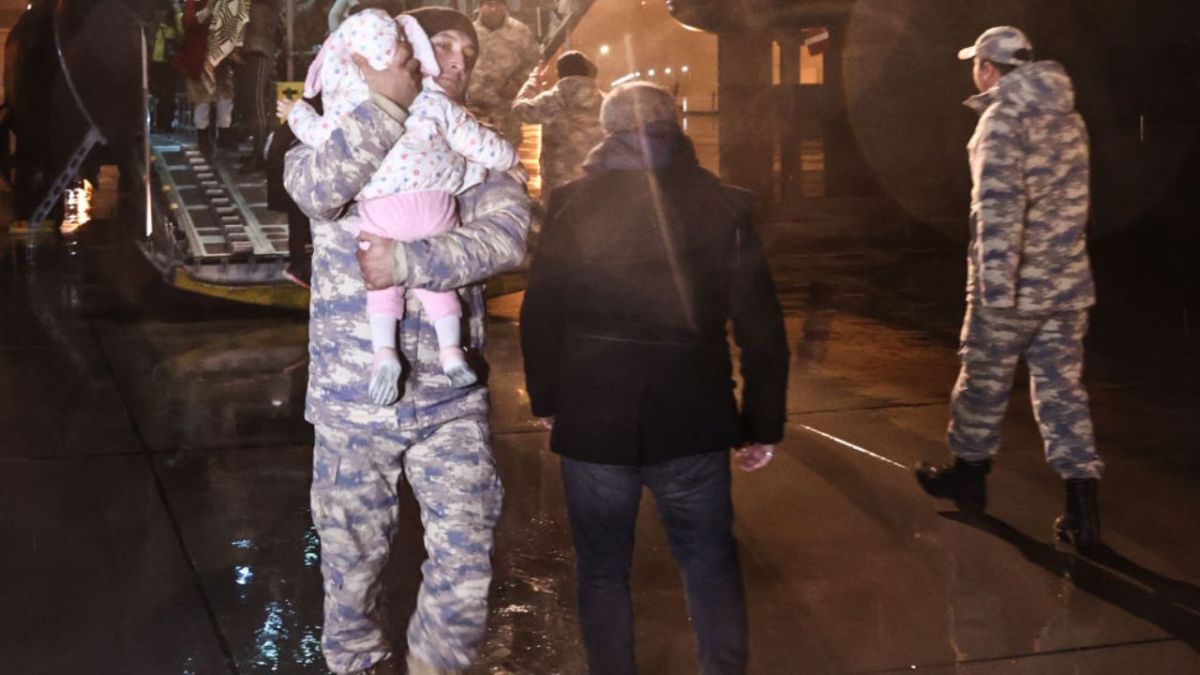 أحد جنود الجيش التركي يحمل طقلة تم انقاذها خلال زلزال تركيا 09 فبراير 2023- غيتي