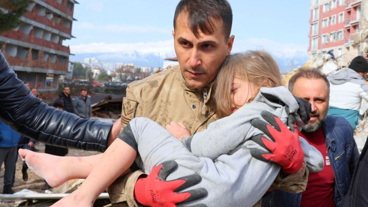 أحد الجنود يحمل طقلة عمرها 5سنوات تم انقاذها من تحت أنقاض الزلزال-رويترز