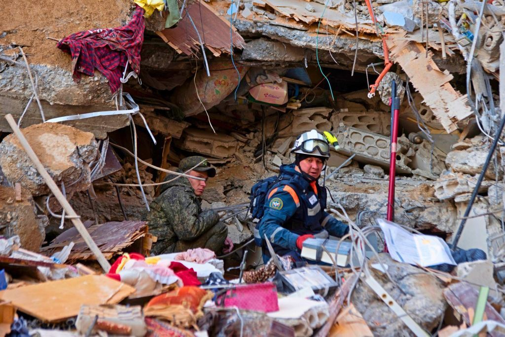 مدينة جبلة المنكوبة.. مواطن يحول أرضه إلى مقبرة وجهود فرق الإنقاذ متواصلة