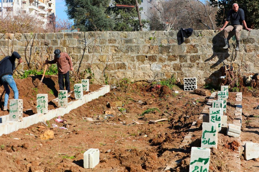 مدينة جبلة المنكوبة.. مواطن يحول أرضه إلى مقبرة وجهود فرق الإنقاذ متواصلة