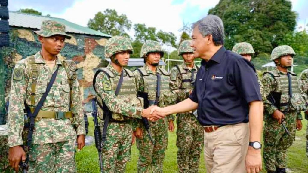 لمواجهة الأنشطة الإجرامية.. وزير الدفاع الماليزي يتفقد جاهزية الجيش بولاية صباح 1 لمواجهة الأنشطة الإجرامية.. وزير الدفاع الماليزي يتفقد جاهزية الجيش بولاية صباح