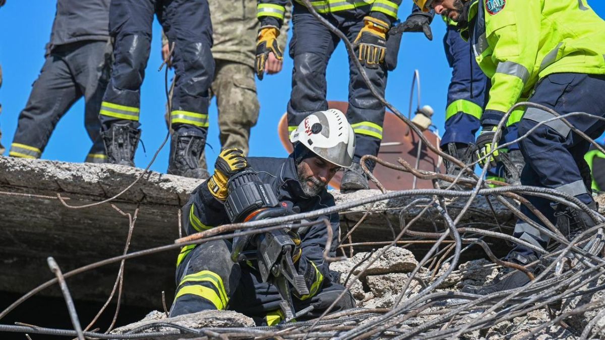 الإمارات: 117 طناً من المواد الإغاثية لسوريا وتركيا.. ومستشفى ميداني 2 الإمارات: 117 طناً من المواد الإغاثية لسوريا وتركيا.. ومستشفى ميداني