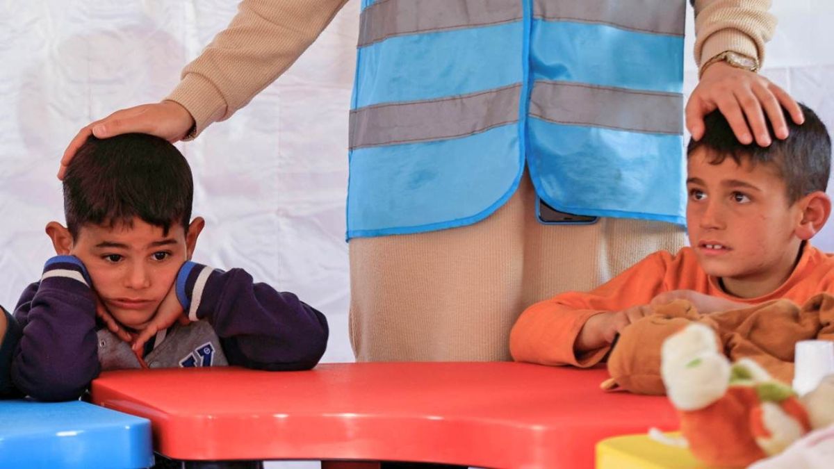 من الكابوس إلى حلم جميل.. مبادرة في تركيا لدعم أطفال ناجين من الزلزال 2 الهدف "تضميد جراح لأطفال".. متطوعون في تركيا يلعبون مع أطفال ناجين من الزلزال