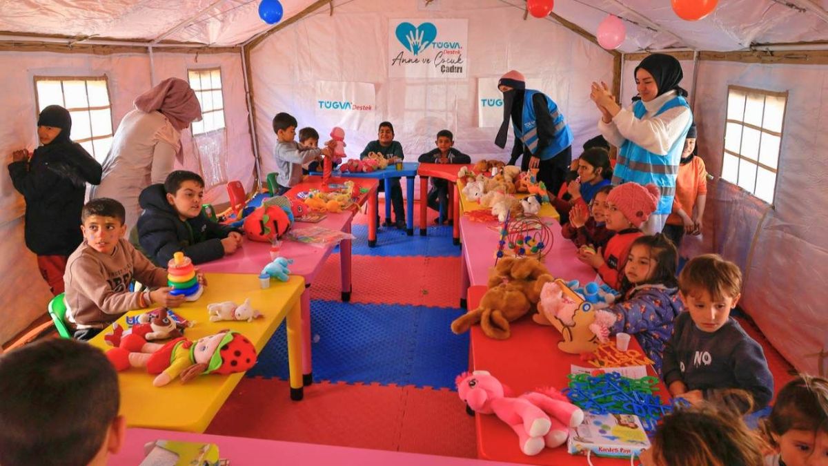 من الكابوس إلى حلم جميل.. مبادرة في تركيا لدعم أطفال ناجين من الزلزال 3 الهدف "تضميد جراح لأطفال".. متطوعون في تركيا يلعبون مع أطفال ناجين من الزلزال