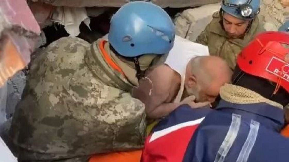 زلزال تركيا.. خرج من تحت الأنقاض وفي فمه "سيجارة" (صور)