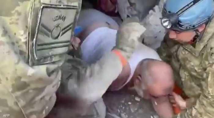 زلزال تركيا.. خرج من تحت الأنقاض وفي فمه "سيجارة" (صور)