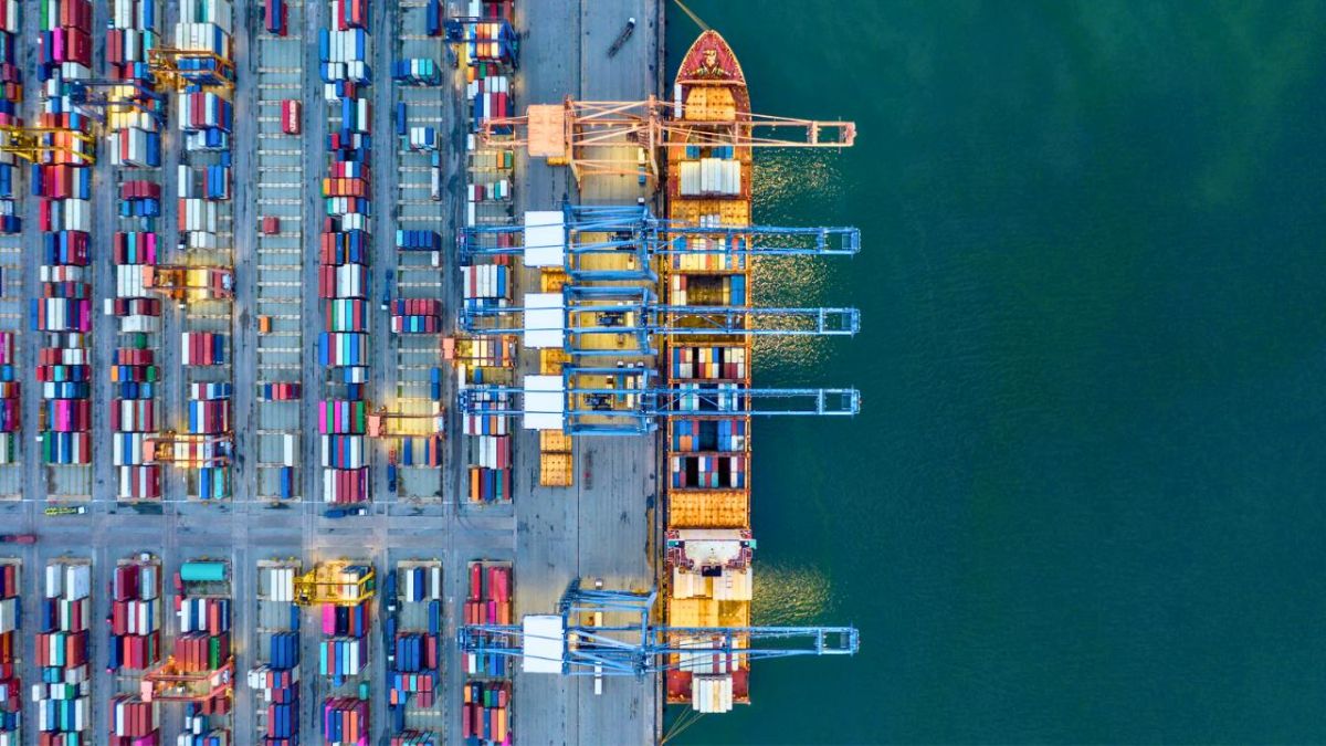 ما تداعيات هجمات الحوثيين في البحر الأحمر على الاقتصاد العالمي.. إليك آخر الأرقام؟ 5 أزمة اقتصادية عالمية بسبب الغزو الروسي.. 2.8 تريليون دولار يدفع ثمنها الفقراء