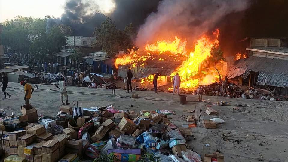 حريق ضخم يدمر المحلات التجارية في نيجيريا