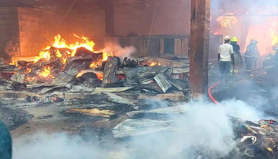 حريق ضخم يدمر المحلات التجارية في نيجيريا