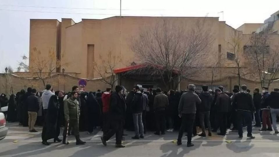 حالات تسمم غامضة.. ما الذي يحدث في مدارس الفتيات بإيران؟ 2 حالات تسمم غامضة.. ما الذي يحدث في مدارس الفتيات بإيران؟