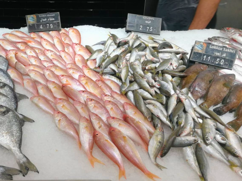 متاجر السلع والمواد الغذائية في لبنان تبدأ تسعير بضائعها بالدولار