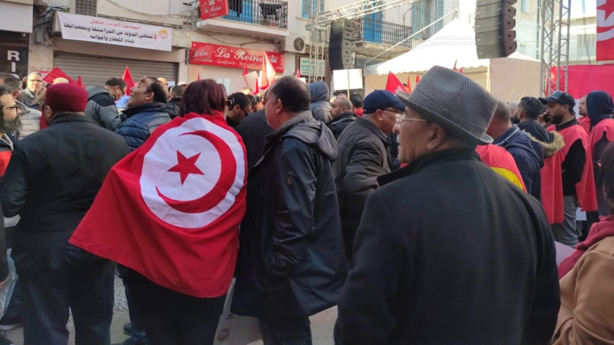 "السلطة في يد الشعب".. تظاهرات لمناصري اتحاد الشغل في تونس