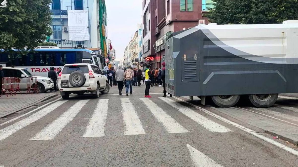 بالصور.. ماذا يحدث في تظاهرات تونس؟