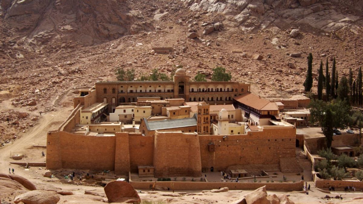 هل غيّرت مصر اسم مدينة "سانت كاترين" إلى "التجلي الأعظم"؟