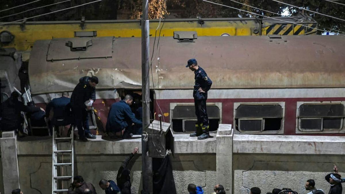 مصرع شخص وإصابة آخرين في خروج قطار عن مساره بمصر