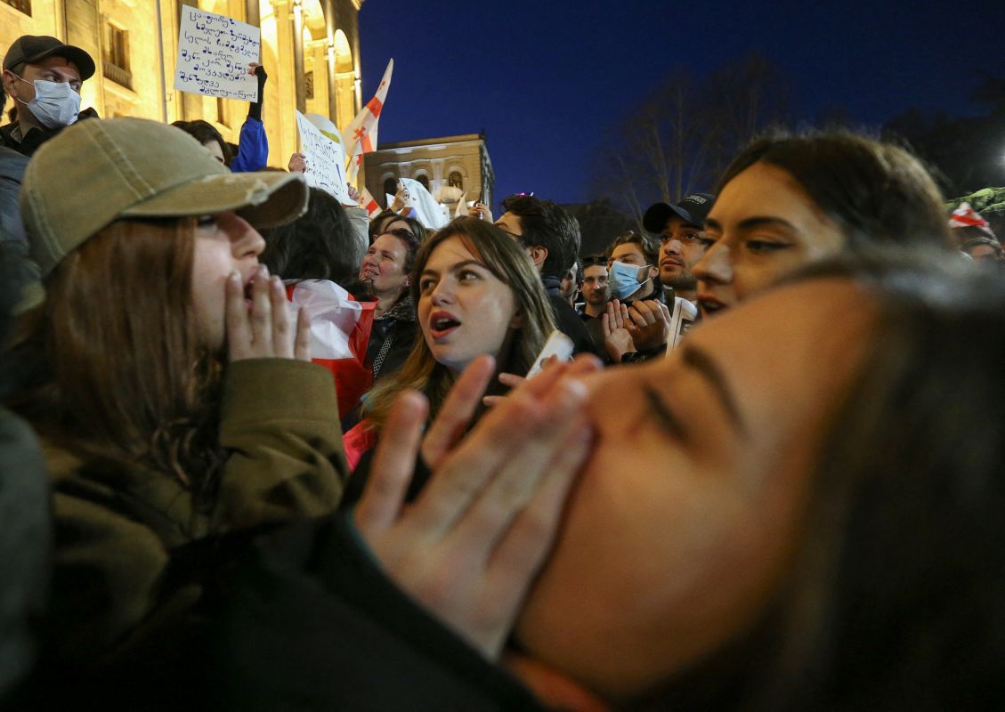 واشنطن وزيلينسكي يدعمان "التظاهرات السلمية" في جورجيا