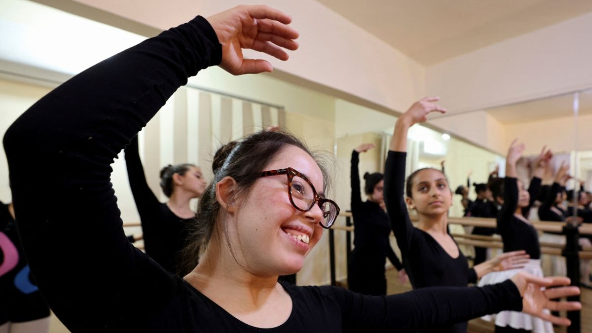 في صف الباليه.. فتيات من ذوات الاحتياجات الخاصة في مصر يرقصن بسلاسة 2 في صف الباليه.. فتيات من ذوات الاحتياجات الخاصة في مصر يرقصن بسلاسة