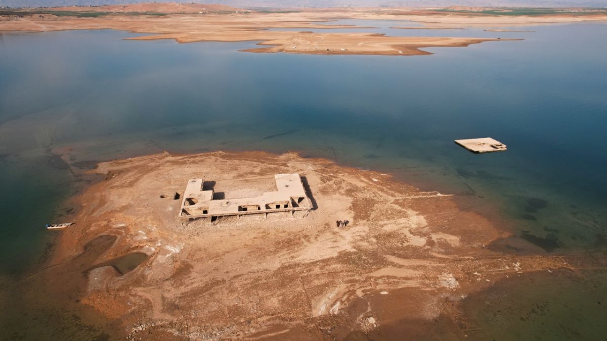 اختفت منذ 38 عامًا.. ظهور بقايا مزار ديني ومقبرة ومدرسة بالعراق بسبب الجفاف