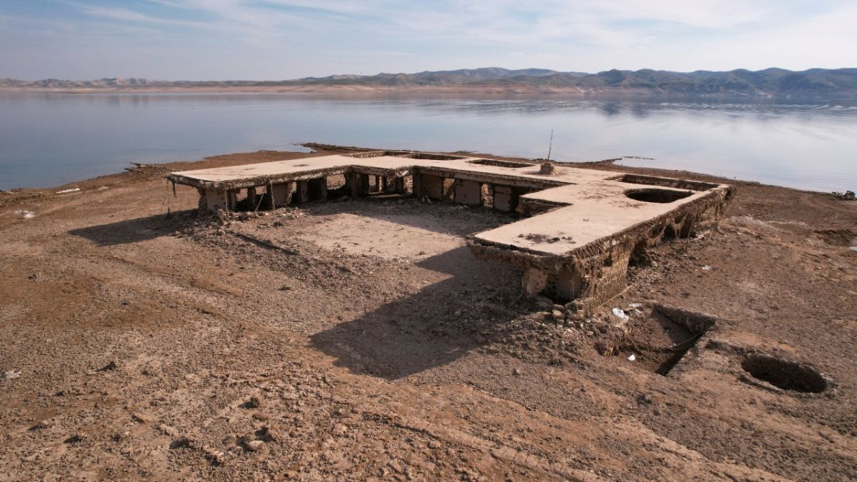 اختفت منذ 38 عامًا.. ظهور بقايا مزار ديني ومقبرة ومدرسة بالعراق بسبب الجفاف