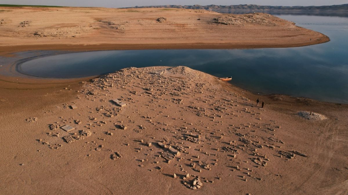اختفت منذ 38 عامًا.. ظهور بقايا مزار ديني ومقبرة ومدرسة بالعراق بسبب الجفاف