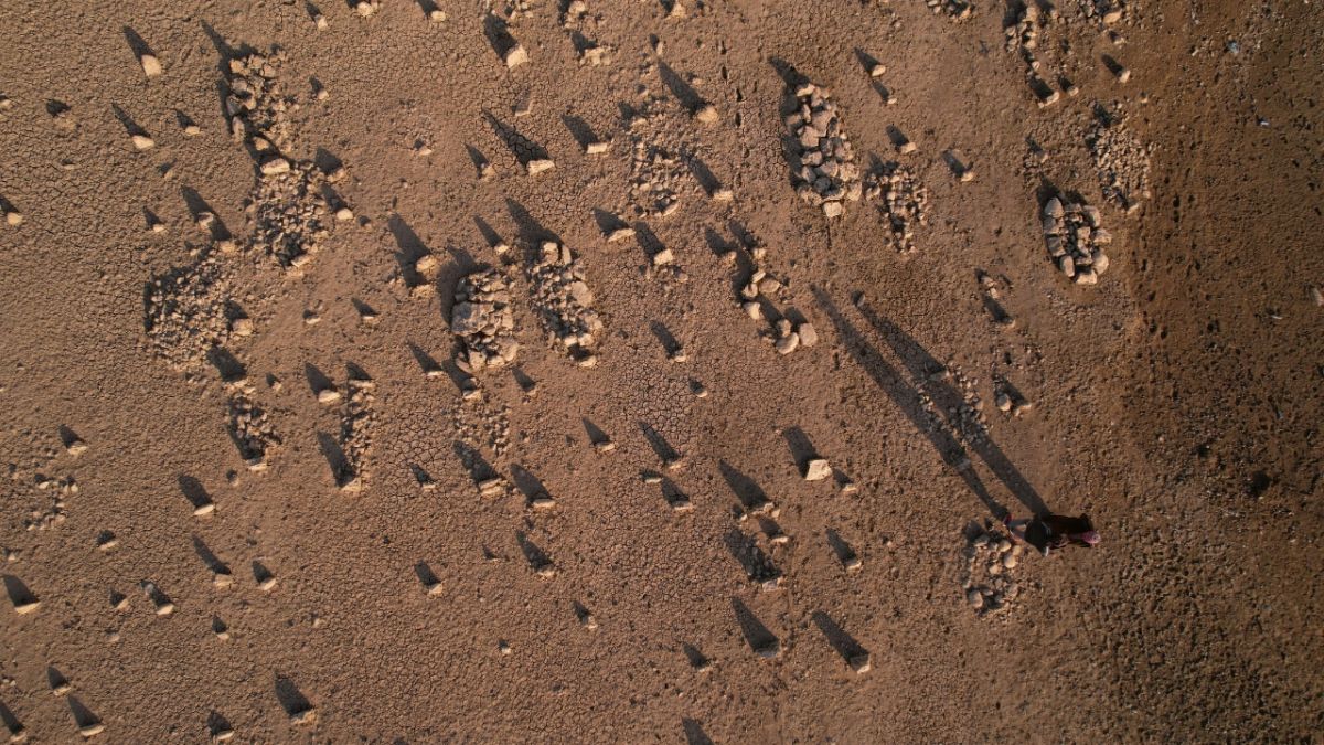 اختفت منذ 38 عامًا.. ظهور بقايا مزار ديني ومقبرة ومدرسة بالعراق بسبب الجفاف