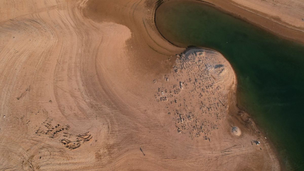 اختفت منذ 38 عامًا.. ظهور بقايا مزار ديني ومقبرة ومدرسة بالعراق بسبب الجفاف