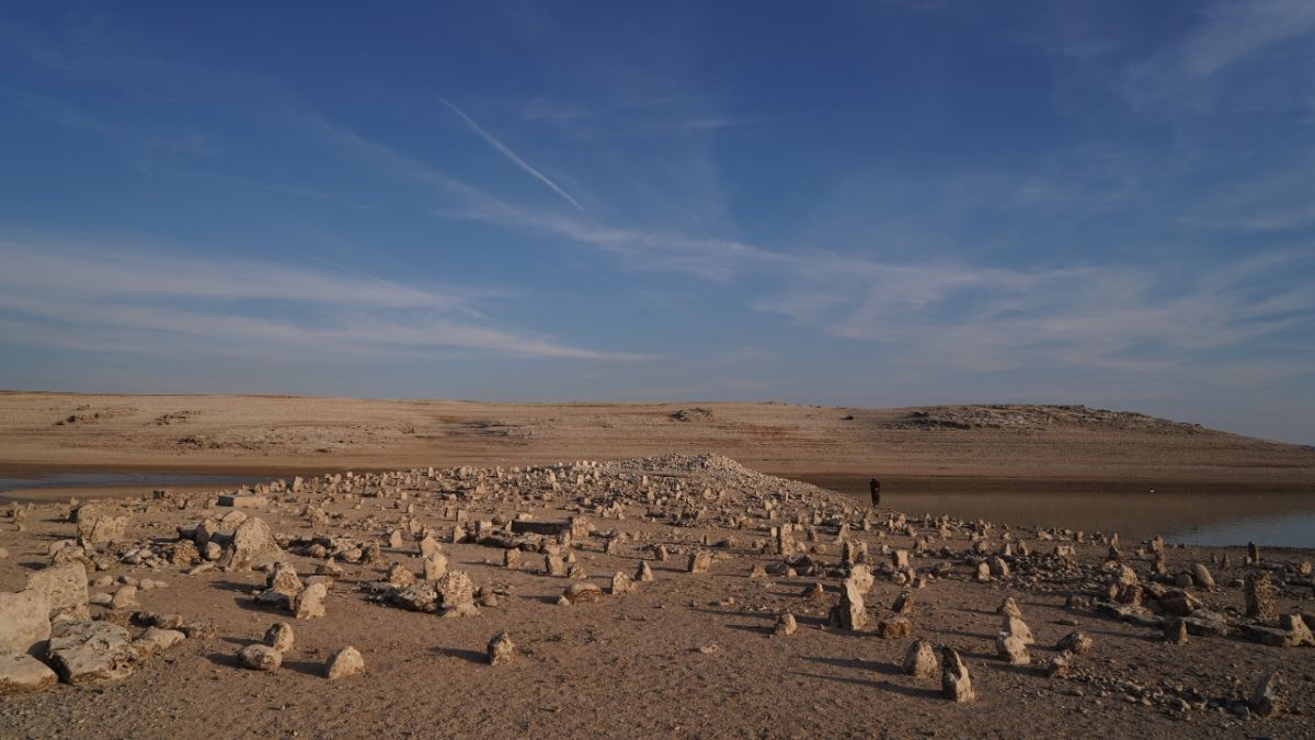 اختفت منذ 38 عامًا.. ظهور بقايا مزار ديني ومقبرة ومدرسة بالعراق بسبب الجفاف