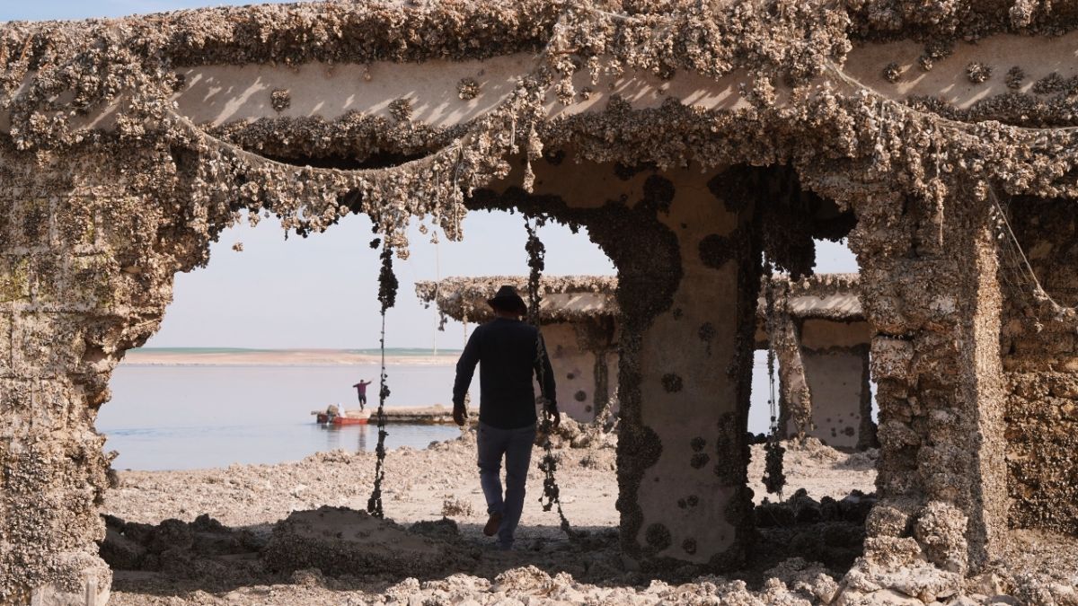 اختفت منذ 38 عامًا.. ظهور بقايا مزار ديني ومقبرة ومدرسة بالعراق بسبب الجفاف