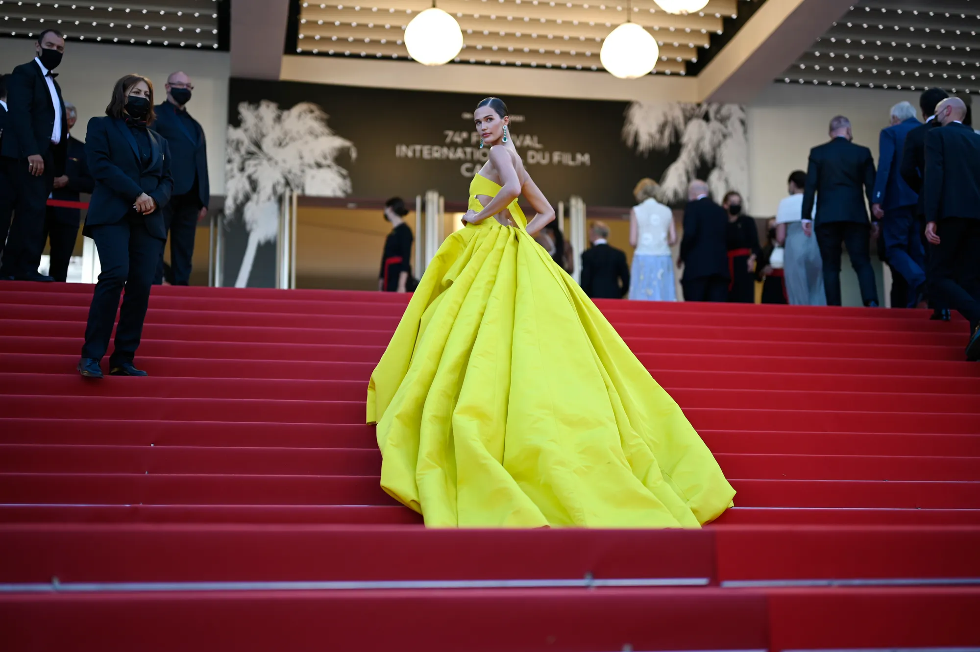 من هو مصمم الأزياء السعودي محمد آشي الذي وصل للعالمية؟