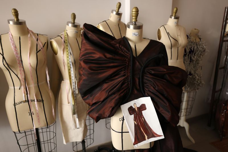 من هو مصمم الأزياء السعودي محمد آشي الذي وصل للعالمية؟