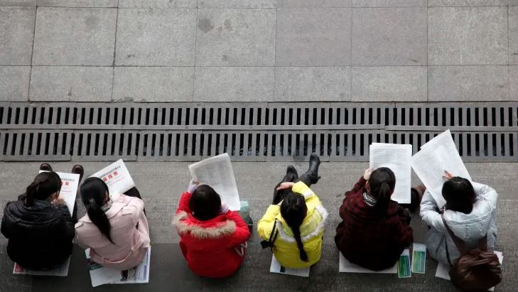 البطالة في الصين.. 7.7 مليون شخص يتقدمون لـ200 ألف وظيفة فقط