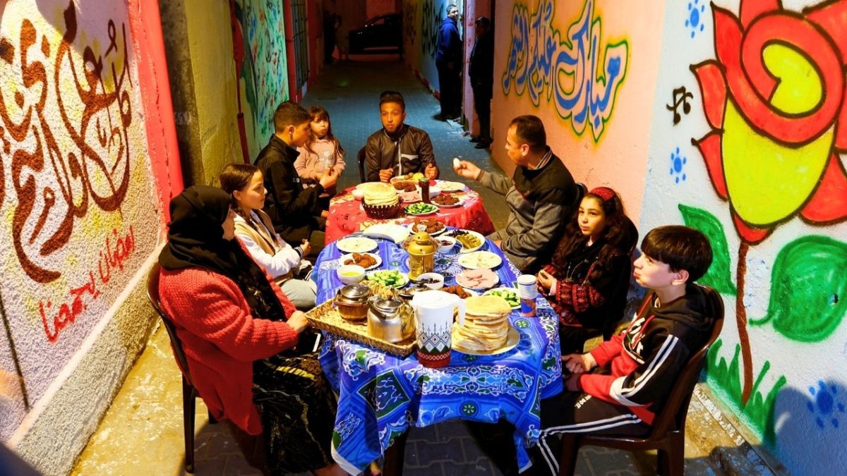 مسحراتي رمضان يعيد البهجة إلى أهالي قطاع غزة 3 مسحراتي رمضان يعيد البهجة إلى أهالي قطاع غزة