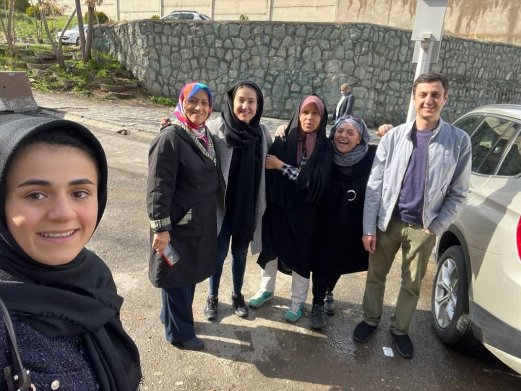 فايزة هاشمي.. صورة توثق إطلاق سراح ابنة الرئيس الإيراني السابق رفسنجاني