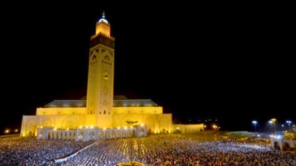 صور تكتسح الإنترنت لحشود غفيرة في صلاة التراويح بالمغرب.. ما حقيقتها؟