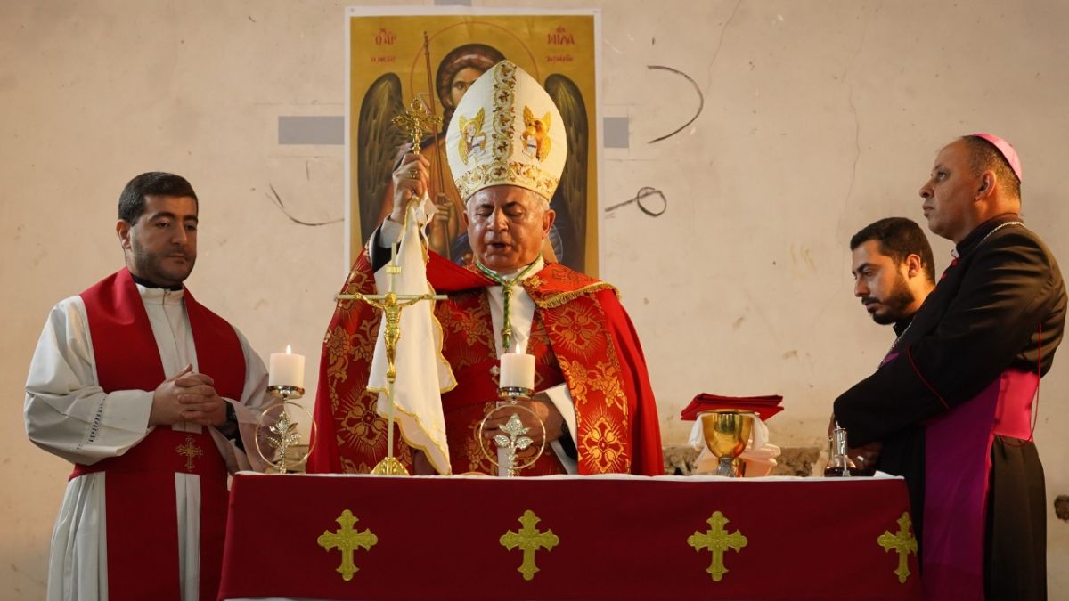 لأول مرة منذ أكثر من 20 عاماً.. قداس في دير مار ميخائيل بالموصل شمال العراق