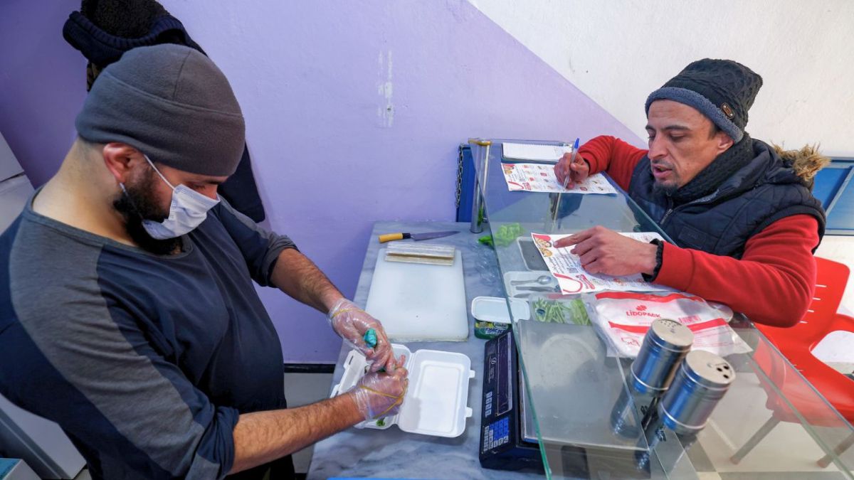 من حمل السلاح إلى تقديم السوشي.. كيف يدير مقاتل روسي مطعمًا في سوريا؟