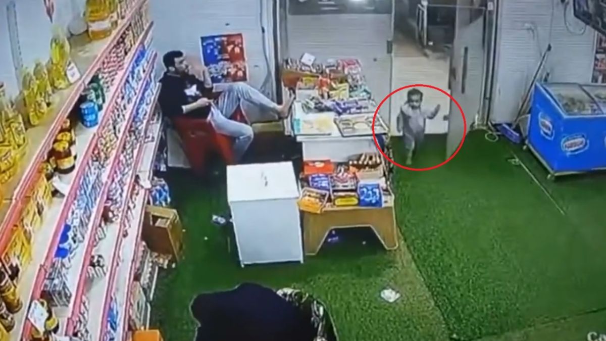 طفل في مصر يخطف قطعة من البسكويت ويفرّ هارباً