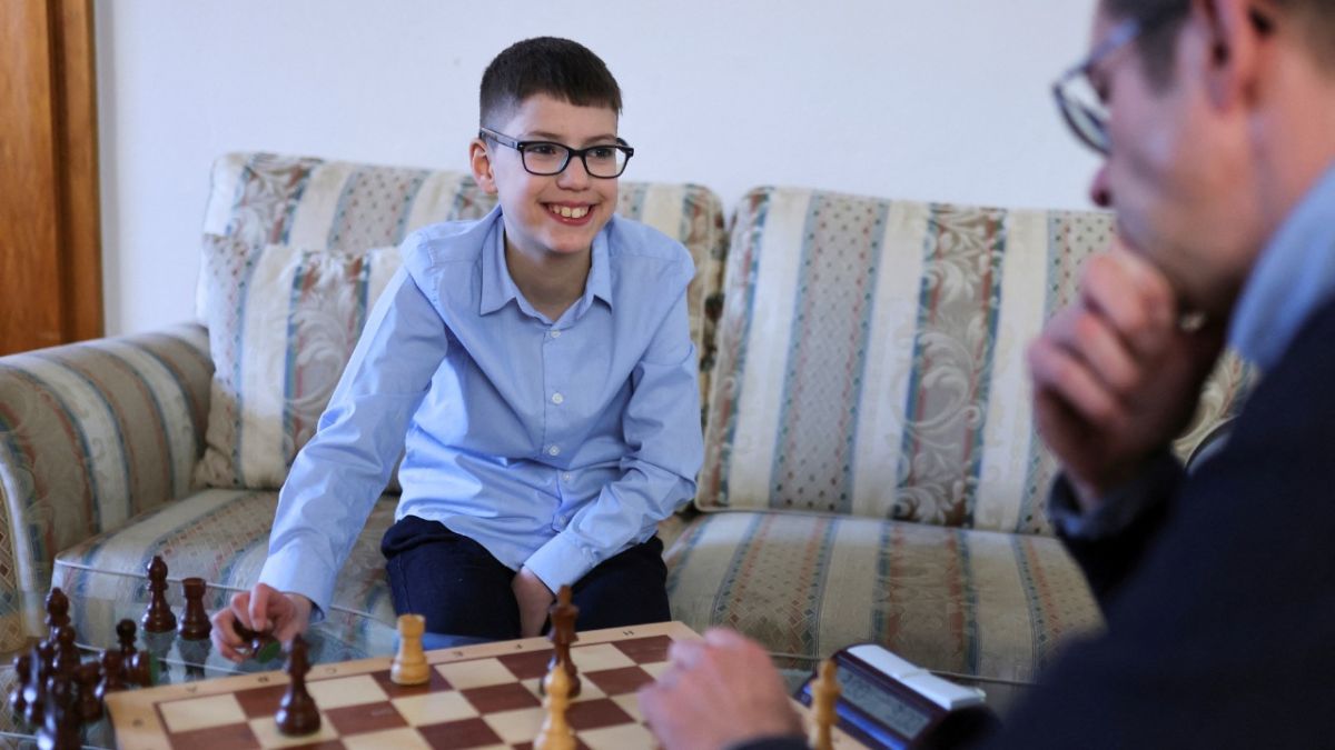 طفل سوري لاجئ يصبح أصغر لاعب شطرنج في منتخب ألمانيا.. ما قصته؟ 2 طفل سوري لاجئ يصبح أصغر لاعب شطرنج في منتخب ألمانيا.. ما قصته؟